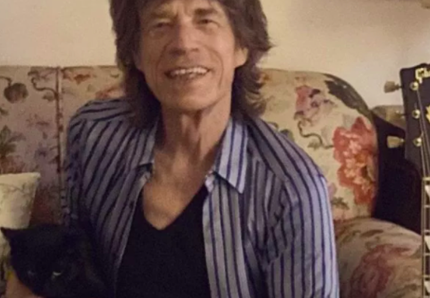 Mick Jagger, lo scatto con il gatto